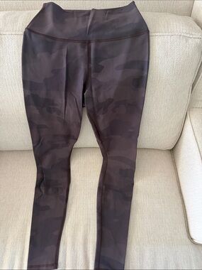 ALO Yoga Camo Leggings in Dark Brown
